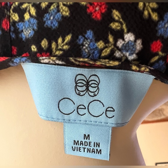 CeCe Floral Flutter Sleeve Top Size Medium - Picture 8 of 10